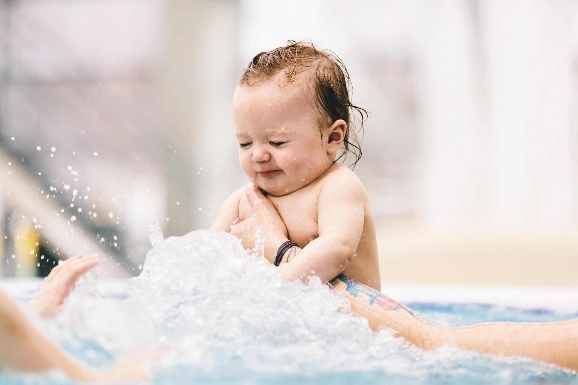 Bébé dans un baby spa