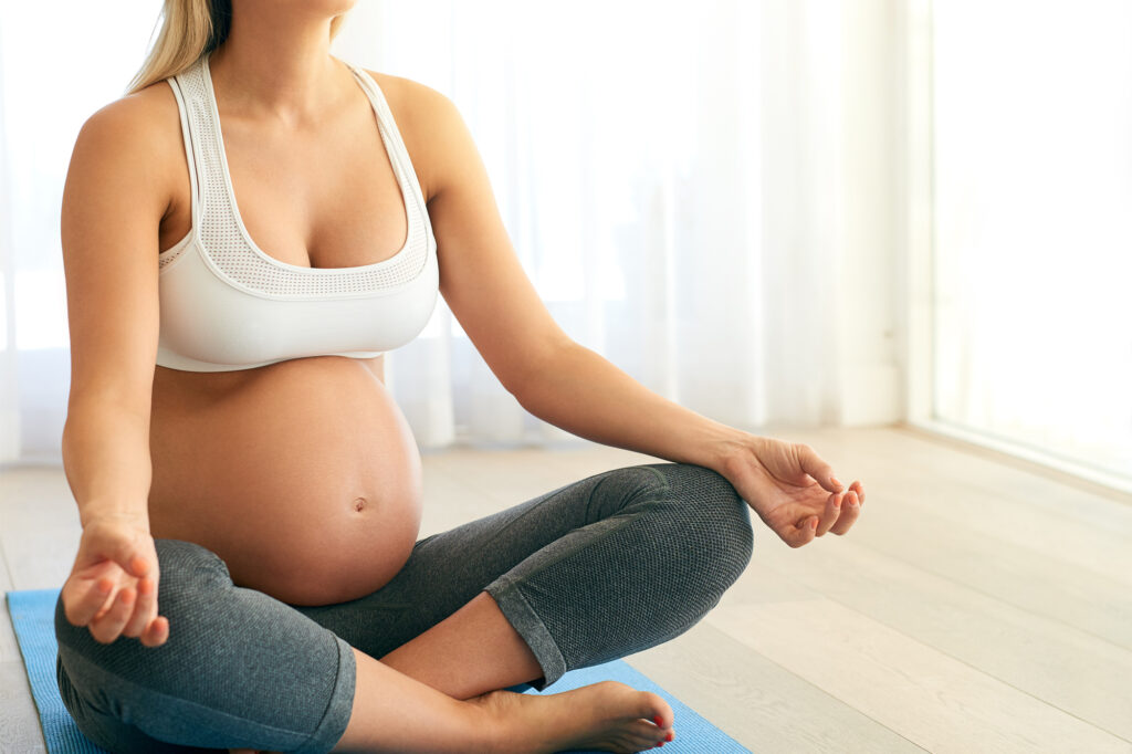 Femme enceinte fait du yoga