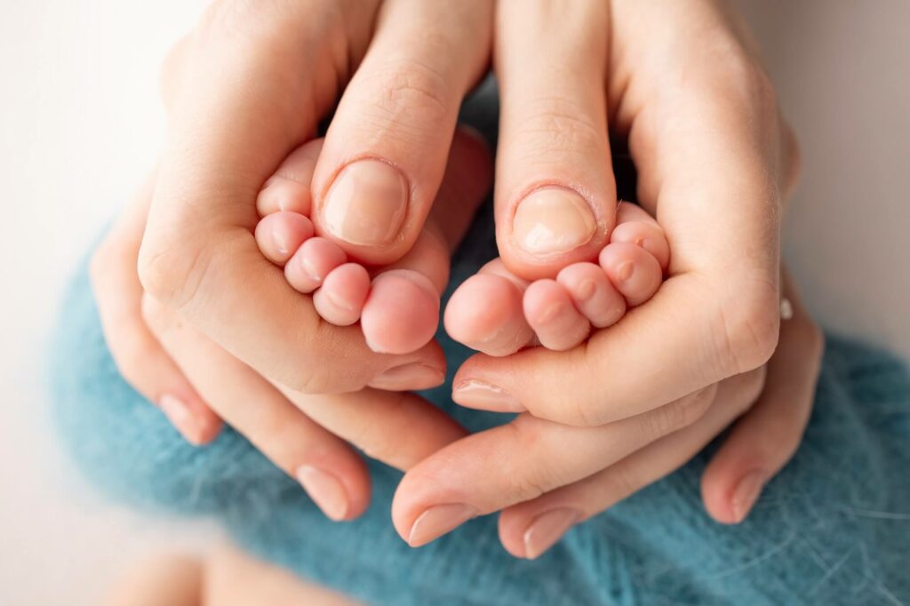 Massage des pieds d'un bébé - Baby Spa